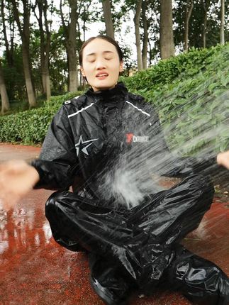 下雨天送外卖不湿身的秘密武器! 下雨天送餐被淋湿?这款防水装备帮你解决烦恼! #雨衣 #电动车雨衣 #防暴雨雨衣 #外卖雨衣 #雨天必备