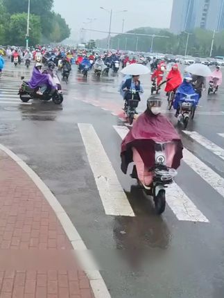 下雨天再也不怕湿透!电动车摩托车防雨骑行雨衣,免费退超 下雨天骑车出门再也不怕了!防水又透气的好物别错过啦~#是毛毯也是花束#一代人有一代人的十字绣#用冰块把落日晚霞留在床单上#是的我们拼豆圈要考研#邪修版高层次卷发好省事