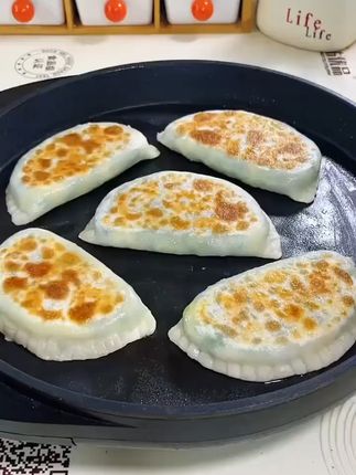 早餐难题秒解决!有面有菜、皮薄馅多的韭菜盒子 韭菜盒子是我们全家的最爱,一年四季都会吃,配上一碗自己熬的小米粥,吃完很舒服。#早餐 #好物推荐🔥 #吃货的世界唯有美食不可辜负 #儿童早餐 #韭菜盒子