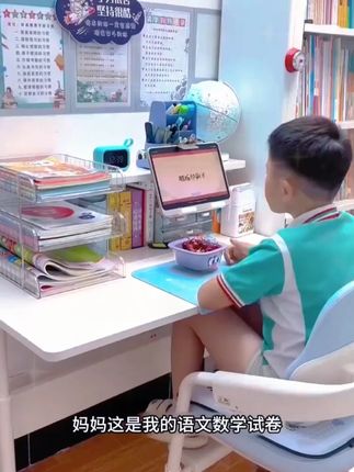在孩子的书桌上摆放一个这样的#置物架 是真的很实用,把常用的书本分科收纳,整齐还好找 #书架 #书本置物架
