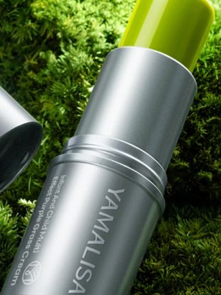 家里必备的亚玛莉莎紫草膏来啦!包邮现货速发,下单很快就能收到!草本配方超安心,蚊虫叮咬后涂一点,红肿痒感立马缓解,宝宝被叮也能放心用。质地清爽不黏腻,涂完皮肤舒舒服服,还带着淡淡草本香。小小一盒便携,揣兜里、放包里,户外、居家都能随时用,舒缓修护一步到位。大人小孩都适用,换季皮肤敏感也能涂。现在入手超划算,备几盒在家,蚊虫季、出游都不怕,让皮肤时刻清爽舒适,赶紧囤!#紫草膏 #紫草膏舒缓棒 #舒缓 #草本植物 #清新