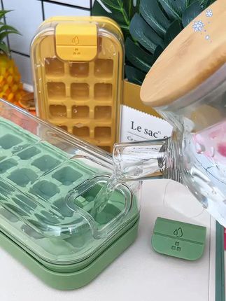 按压冰块模具新出的 #冰块模具 不用像以前一格格倒水是真方便,天热喝饮料加点#冰块 是真的很不错 #按压冰格#自制冰块