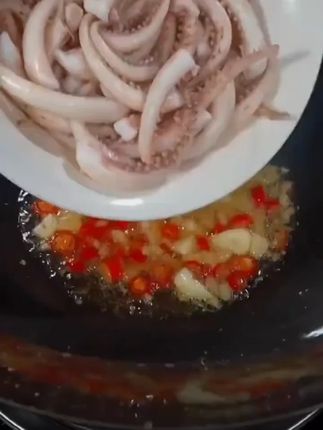 回购率超高的鱿鱼须来了,精选品质 大小均匀,肉质紧实有弹性,嚼劲十足,在家就能做出饭店那个味,香辣爆炒,白灼,酱香,干锅,涮火锅都非常好吃,越嚼越香,喜欢吃的姐妹赶紧安排起来!#鱿鱼须 #解馋 #好吃到停不下来 #妈呀太香了 A
