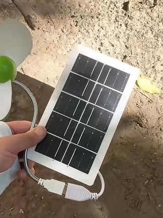 经常喜欢玩手机的,出门你就带上这个好东西,这是一个单晶硅太阳能板,只要插上充电线