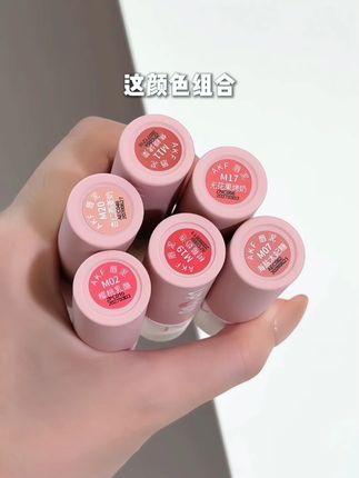 雾面成型后像裹了层软纱,说话时嘴唇都透着柔嫩劲儿 #美妆推荐 #AKF唇泥 #口红 #秋上新来抖音 #化妆教程