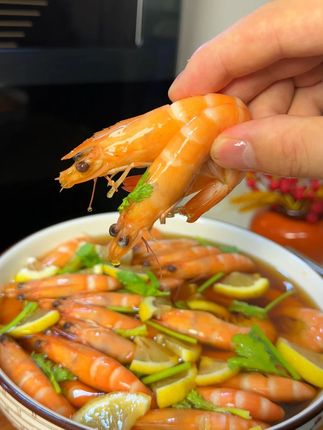 花雕熟醉虾 这样做的熟醉大虾,鲜肉鲜甜脆嫩,酒香四溢冰凉适口,非常好吃#熟醉虾 #美食
