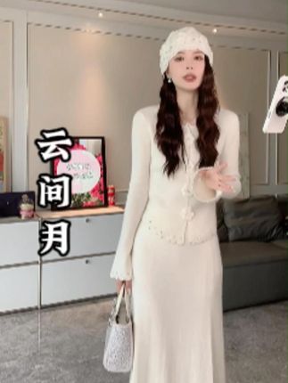 KUN【云间月】浪漫精致感 重工立体花朵钉钻天鹅白秋冬新款毛织套装 #穿出高级感#跟电子闺蜜晒红人秋日穿搭#毫不费力地打开初秋穿搭#浅浅期待一下秋冬穿搭#当我不局限于一种穿搭风格时