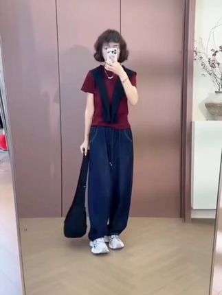 姐妹们,今年夏天一定要穿这条弯刀牛仔裤,因为真的很凉快,而且特别显瘦,梨形身材的姐妹都能穿。#新款上新 #轻奢女装 #抖音时尚