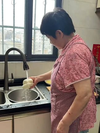 用家里吃剩下的馒头,居然就能做出香浓拉丝,孩子特别爱吃的披萨,做法简单易学#自制披萨 #馒头变披萨 #芝士
