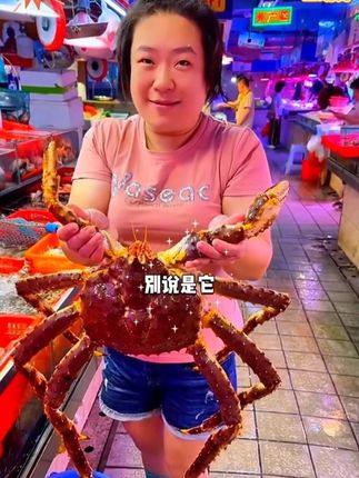 派哥把一根虾肠做到含7只虾, 90%以上的虾含量 ,口感爽脆,加了瑶柱和鱼糜增鲜,非常的鲜甜,真的嘎嘎好吃#虾肠 #烤肠 #嘉之派虾肠 #虾肉肠
