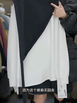换季不知道怎么搭配可以试试这一款披肩,姐妹们,薄针织的面料柔软亲肤而且很透气,上身就是纸片人的既视感,特别显瘦#精品女装搭配 #宽松有范 #每日更新穿搭 #披肩 #外搭披肩