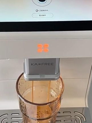 这台全自动咖啡机,配有直卸式奶罐设计, 用完直接取下奶罐储存于冰箱内,避免牛奶变质造成浪费。它还配备了大屏幕操作面板,让您轻松制作各种口味的咖啡。而且,它的清洁非常方便快捷,让你随时都能享用到新鲜的咖啡。价格便宜,质量好。赶紧下单吧!工厂直销,生产厂家批发。#全自动咖啡机 #全自动咖啡机推荐 #全自动咖啡机厂家 #全自动咖啡机自动奶泡系统 #自动咖啡机厂家