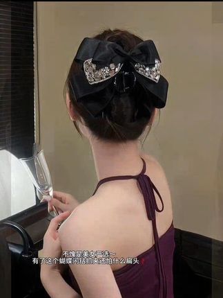 这个夜宴蝴蝶抓夹简直就是优雅和气质的代名词!随手一夹都这么好 #头饰发饰# 夏日清凉发型 #美出高级感# 宝藏饰品大公开 #发型教程