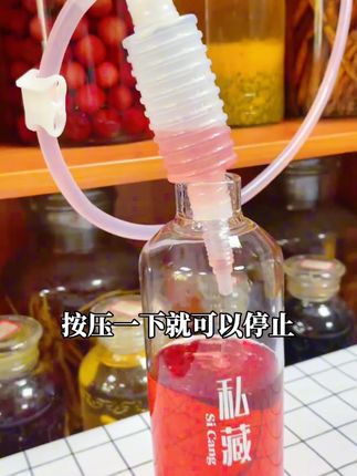 还在为倒酒洒一身尴尬?这款抽酒神器精准控量不洒漏,喝酒党直接冲! #倒酒神器 #酒桌神器 #居家好物 #抽酒神器