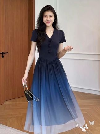 蓝色妖姬渐变连衣裙! 蓝色妖姬渐变蓝冷艳美人法式收腰显瘦连衣裙,超级出片!#夏季新款#今天穿什么#穿出高级感#遮肉显瘦#出游穿搭@抖音小助手 @DOU+小助手 @DOU+上热门