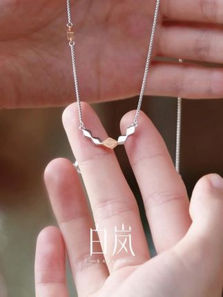 菱格项链|银质菱格线条利落,点缀温润的金色小粒。 简约又不失精致,轻垂于颈间,尽显优雅气质#白岚 #白岚菱格项链 #白岚项链 #白岚秋天的第一个礼物 #七夕超有戏  XL5782-ZC2508