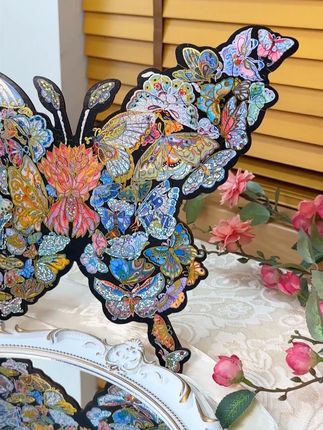 谁能拒绝一只会“传递幸运”的蝴蝶礼物呢🦋 🦋救命!这块会发光的「韶华蝶梦」拼图🧩 也太适合送闺蜜了!! 🦋亮点疯狂心动🦋 ✨非遗螺钿风 + 烫银工艺 蝴蝶翅膀BlingBling~ ✨破茧成蝶,寓意满分 愿她如蝴蝶,蜕变绽放、好运常伴 ✨木质质感,拼起来超治愈 完成后还能裱框做装饰 艺术感瞬间拉满~ 无论是送闺蜜、女友、好朋友 还是给自己一份仪式感礼物! 不会出错的礼物🎁 #toi图益 #蝴蝶 #韶华蝶梦 #装饰画 #小众礼物
