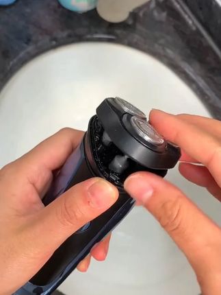 剃须刀又脏又臭,千万不要用水洗!用这个剃须刀清洗液对着喷几下,再放入水中,让它充分溶解,等待三十秒后拿出来,再用清水冲洗一下,就干干净净了。它是专门针对剃须刀设计的,不仅可以去除异味,还能清洁保养。家里剃须刀脏了不好清理的,一定要试试!#剃须刀清洗液 #剃须刀清洁剂 #刮胡刀清洁剂 #剃须刀清洗剂 #刮胡刀清洗剂