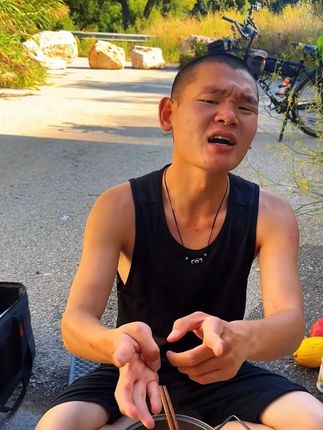 湖远行一直都在吃的德国修女干干片,诚心给大家伙推荐 #湖远行 #湖的环球之旅 #湖的环球梦 #骑行 #记录真实生活