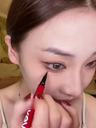 顺滑好上色,还防水防汗不晕染的眼线胶笔,新手易上手! #美妆分享 #新手化妆教程 #化妆 #防水防汗不晕染 #眼线笔