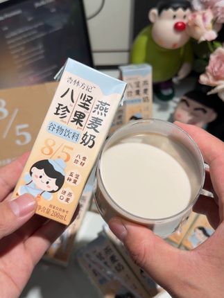 都知道坚果对宝宝有很多的好处,但是我家小朋友现在还比较小,就特别担心给他吃那种大颗坚果的话,怕他会卡住。给大家推荐一款杏林方记的坚果燕麦奶娃 #八珍坚果燕麦奶 #宝宝爱喝 #营养又健康