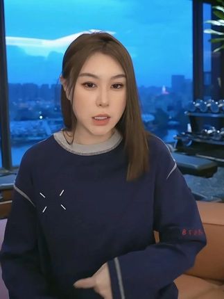 简约不简单!这件撞色T恤搭什么都好看!#秋季穿搭 #穿搭 #长袖t恤 #今天穿什么 #谁穿谁好看