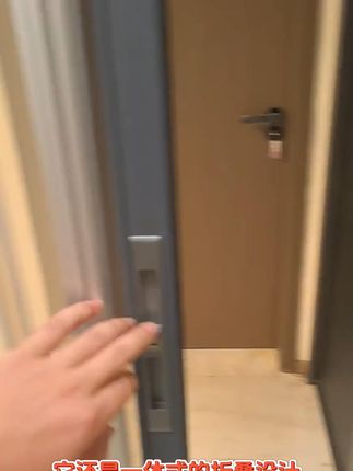 这是一个神奇的亚克力折叠门, 可以实现一屋多隔的同时还节省了空间。这个折叠门的框架采用的是铝合金材质,保证了其坚固性的同时又具有很好的透明度,而且经久耐用不容易坏。它还是一体式的折叠设计,不用的时候可以直接收纳到一起,不会占用更多的空间。价格便宜,质量好。 赶紧点击视频下方的链接购买吧!工厂直销生产厂家批发#亚克力折叠门 #亚克力折叠门隔断门 #亚克力隔断门 #折叠门隔断 #折叠门厂家