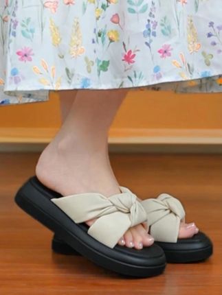 #达芙妮 #夏日必备百搭凉拖 #便宜又好穿 #软底软面穿上超舒服 #美鞋实拍