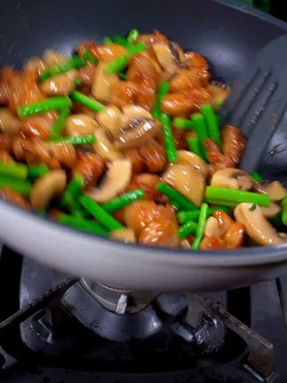 欧芹土豆新做法 大家注意看,这是最近网上很火的土豆新吃法,很多人没有见过,更加没吃过,焦香美味太好吃了#欧芹大蒜盐