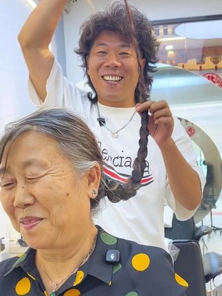 满头白发的大姐挑战时尚新发色 满头白发的大姐挑战时尚新发色#根据脸型设计发型 #剪发前vs剪发后 #懂你的发型师 #减龄发型 #素人改造前后 @抖音小助手