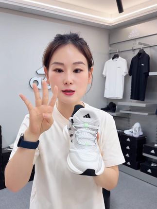阿迪达斯网面透气跑鞋 超轻超薄超透气,日常出街、运动健身一双全搞定。#阿迪达斯 #轻量化跑鞋 #轻薄透气 #好鞋推荐 #不累脚不臭脚