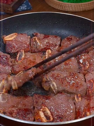 黑椒牛仔骨大家都爱吃,但是我从来都不会出去外面吃,自己在家做真材实料,好吃又实惠#黑椒牛仔骨 #妈呀太香了 #大人孩子都爱吃