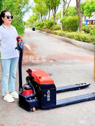 大金刚全电动搬运车 额载2吨,电动升降行走,内置充电器底部左右两边各一个万向辅助轮,全铁车身#电动搬运车 #搬运车 #搬运车装卸车 #地牛 #电动地牛
