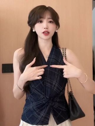 #ootd穿搭 3色格子纽结收腰挂脖上衣通勤#穿出高级感 #夏季新款 #小个子穿搭 #辣妹穿搭