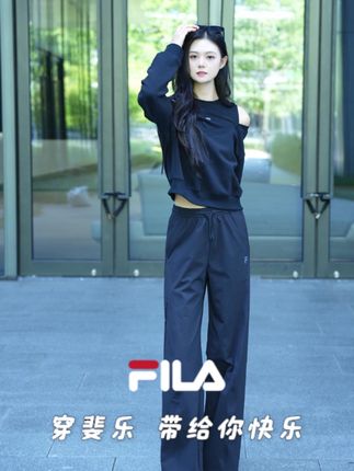 露肩卫衣有点设计感的巨显瘦上衣 #斐乐 #设计感 #显瘦穿搭 #秋款穿搭 #休闲减龄穿搭
