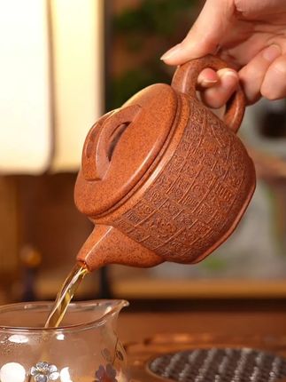 若论茶桌之上的“福气担当”,非这把百福汉瓦莫属。龙骨金砂泥料为胚,泥料自带的天然颗粒感清晰可见。壶身上精雕“百福”纹样,字体各异却笔笔精妙。自带滤孔,有效过滤茶渣。300毫升的容量,无论是日常独酌自饮,还是与三五好友围坐品茗,都能从容应对。快点击链接购买吧!#紫砂壶 #茶器 #器物之美 #茶具 #茶文化