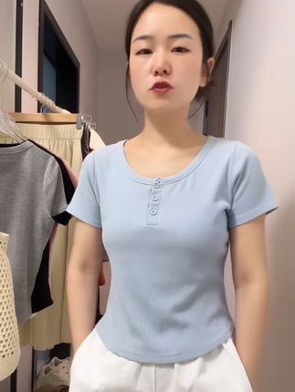 『樊范儿』夏季新款显瘦时尚百搭短款修身纯色纽扣上衣T恤女#显瘦穿搭 #纽扣上衣 #百搭t恤 #短袖t恤