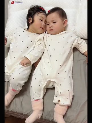双胞胎姐妹太喜欢穿这套纯棉连体衣了 一穿一个不吱声 #高品质童装 #萌娃穿搭 #春秋穿搭 #母婴好物