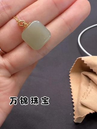 🍃春夏秋冬都可带的无事牌来啦 这是青海料里边的芯料 料子特别特别冰润#万锦珠宝直播间 #万锦珠宝店铺 #和田玉