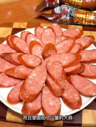 老板眼中没有对挣钱的欲望,只有对自己作品的欣赏。#煎饼主理人 #尧仔炒粉 #哈尔滨红肠 #万万想不到