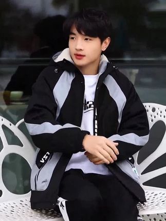 男孩子们看过来啦!冬季必备的保暖加绒加厚夹克套装来咯!韩版潮流的设计,穿上瞬间变身帅气小王子,学生党也超合适。连帽外套不仅时尚,还能抵御寒风,运动起来也非常舒适。这么棒的套装,赶紧入手吧!#冬季保暖 #加绒加厚 #夹克套装 #韩版潮流 #男青少年穿搭