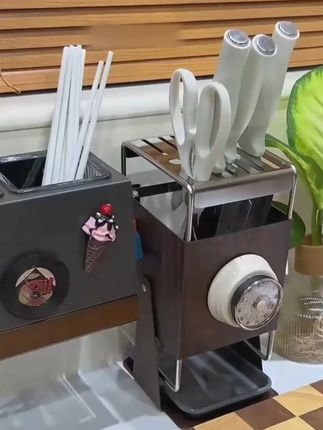 厨房台面放置的刀架,#不锈钢刀架,平时家里用的刀具,剪刀都可以放上去收纳,厨房干净整洁#刀架 #刀架置物架 #厨房置物架 #厨房收纳