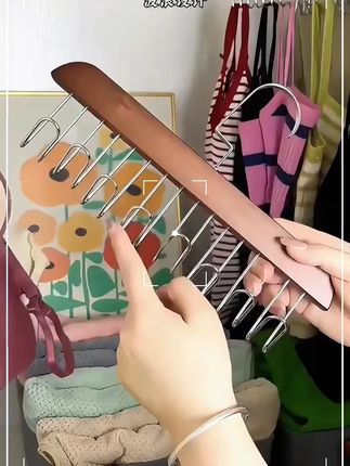 家里的内衣,吊带,丝袜不知道怎么收纳的,就用这个多功能衣架,一个顶8个。而且还不占空间,真的好用还实惠#衣架 #多功能衣架 #居家好物 #超便宜超划算