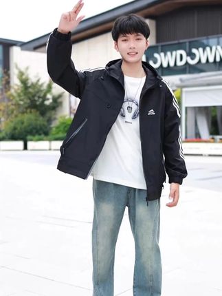 想让儿子帅气出街?这款适合青少年男生的秋季夹克外套肯定是宝妈们的菜!防风又舒适,轻松穿出阳光男孩范儿!#青少年外套#夹克外套#秋季外套男
