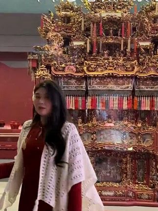 红嫁衣~ 咱们家这款旗袍真的太美了!去博物馆拍视频的时候就觉得这个花轿和我的红旗袍真的绝配! #旗袍# 红旗袍 #大码女装# 新中式穿搭 #高级穿搭 #红嫁衣~# 咱们家这款旗袍真的太美了