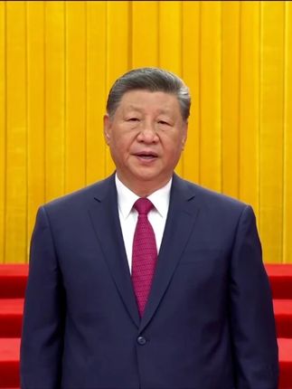 25日上午,新疆维吾尔自治区成立70周年庆祝大会在新疆人民会堂隆重举行。现场全体起立,高唱国歌。(来源:央视新闻)