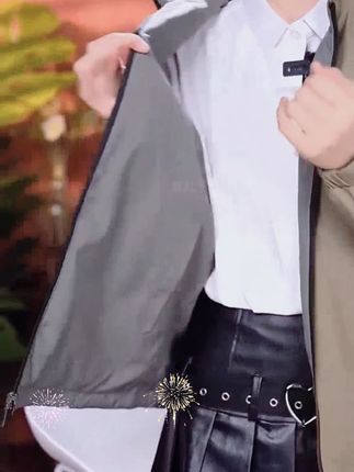 家人们,啄木鸟这款双面穿立领夹克必须安利!秋日穿搭它超绝,一面一种风格,满足不同搭配需求。而且亲肤又舒适,上身超自在。男士们,这外套入股不亏,赶紧给自己安排上!#男士外套 #秋日穿搭 #双面穿夹克 #啄木鸟品牌 #亲肤舒适外套