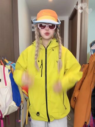 #秋季日常实用穿搭思路分享 #秋冬都市硬核穿搭 #请欣赏赵露思的今日穿搭  #小个子秋冬穿搭 #秋冬都市硬核穿搭 〖ABTM旗舰店〗『色彩出季』多巴胺冲锋衣2025款春秋防风防水男女外套