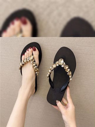 很闪很显白的人字拖!很有波西米亚风的质感~哈哈磨砂防滑的底子~去沙滩🏖️外穿都美呆啦#沙滩鞋女  #高级人字拖  #人字拖  #宝藏女鞋 #女鞋