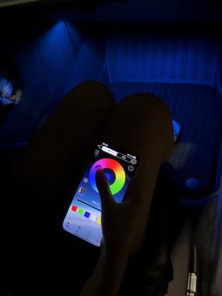 你还在花几百上千改装氛围灯吗?这款通用脚底氛围灯,无损原车usb通电,让你车内充满氛围感#汽车氛围灯 #脚窝灯 #氛围灯